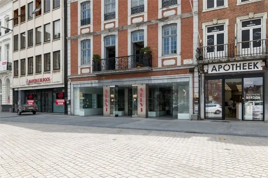 RUIME HANDELSRUIMTE TE HUUR OP DE GROTE MARKT IN SINT-TRUIDEN foto 29