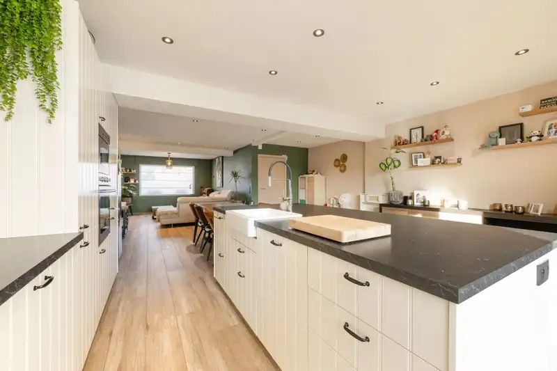 PERFECTE STARTERSWONING! Tot in de puntjes gerenoveerde woning nabij hartje Harelbeke! 🏡 foto 8