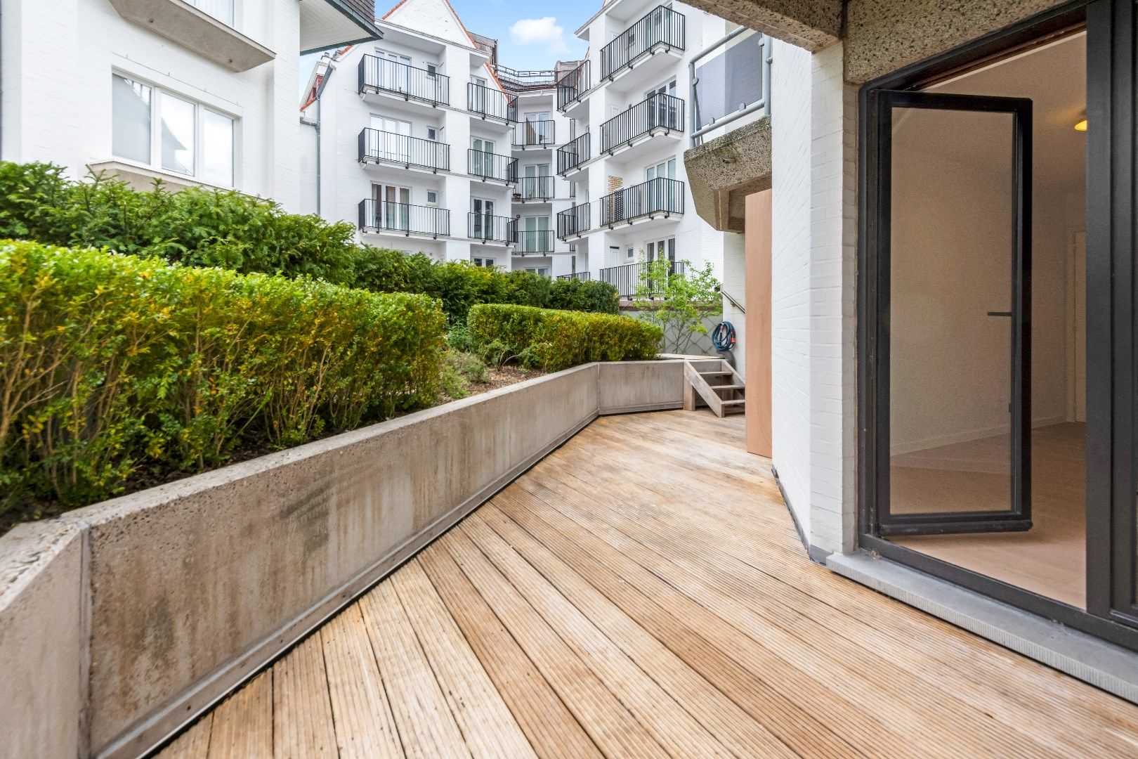 Ongemeubeld hoekappartement met veel licht en mooie terrassen vlakbij het Albertplein in het Zoute.  foto 15