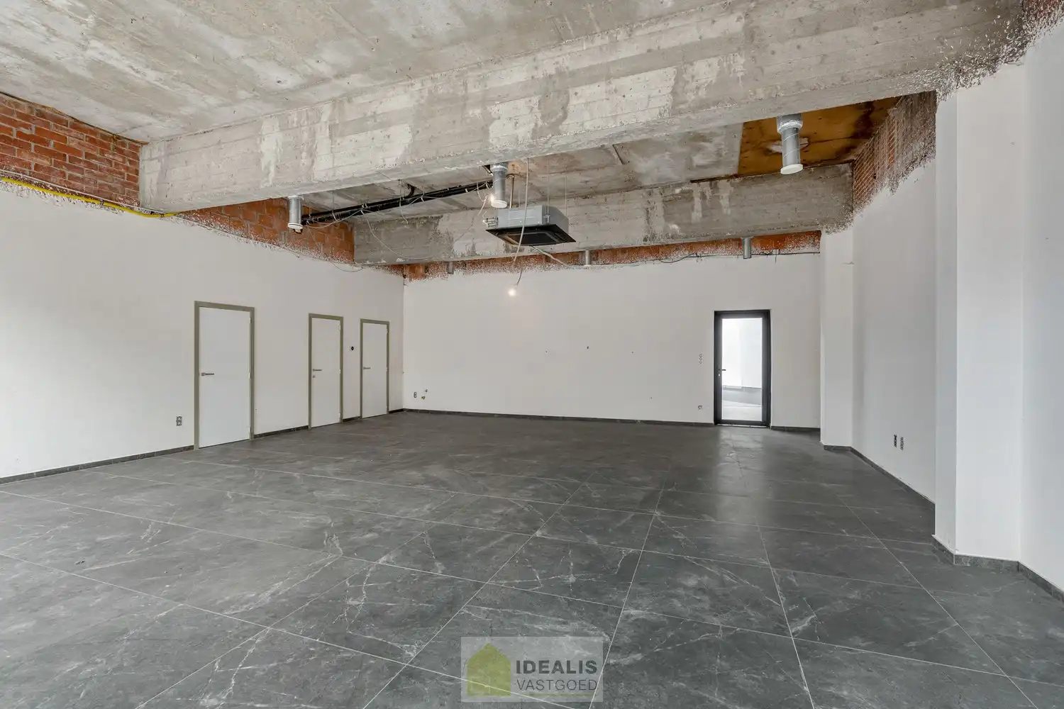 IDEALIS VASTGOED - HANDELSRUIMTE MET TAL VAN MOGELIJKHEDEN OP EEN TOPLOCATIE NABIJ HET CENTRUM VAN HEPPEN (LEOPOLDSBURG)! Dit handelspand van +- 90m² is gelegen langs de Diestersteenweg waardoor het een toplocatie is om handel te drijven met parkeergelegenheid achter het pand. Gemakkelijk te bereiken te voet, per auto én openbaar vervoer en gelegen op een absolute zichtlocatie langs een drukke doorgansweg en nog volledig naar eigen smaak af te werken en in te richten! foto 10