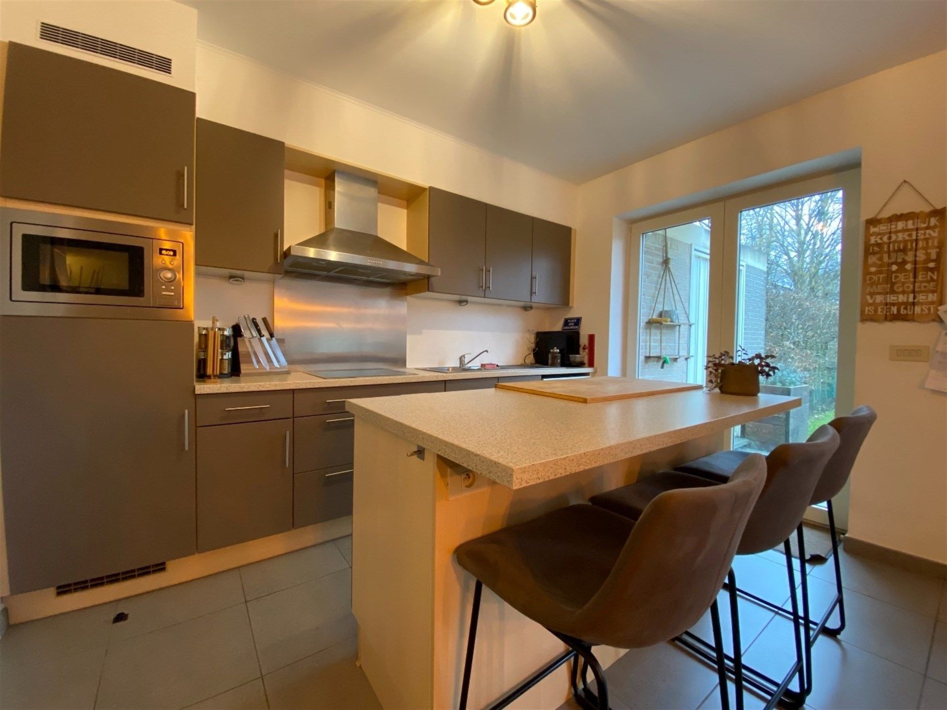 Rustig gelegen ruim gelijkvloers appartement in afgesloten privé domein . foto 4