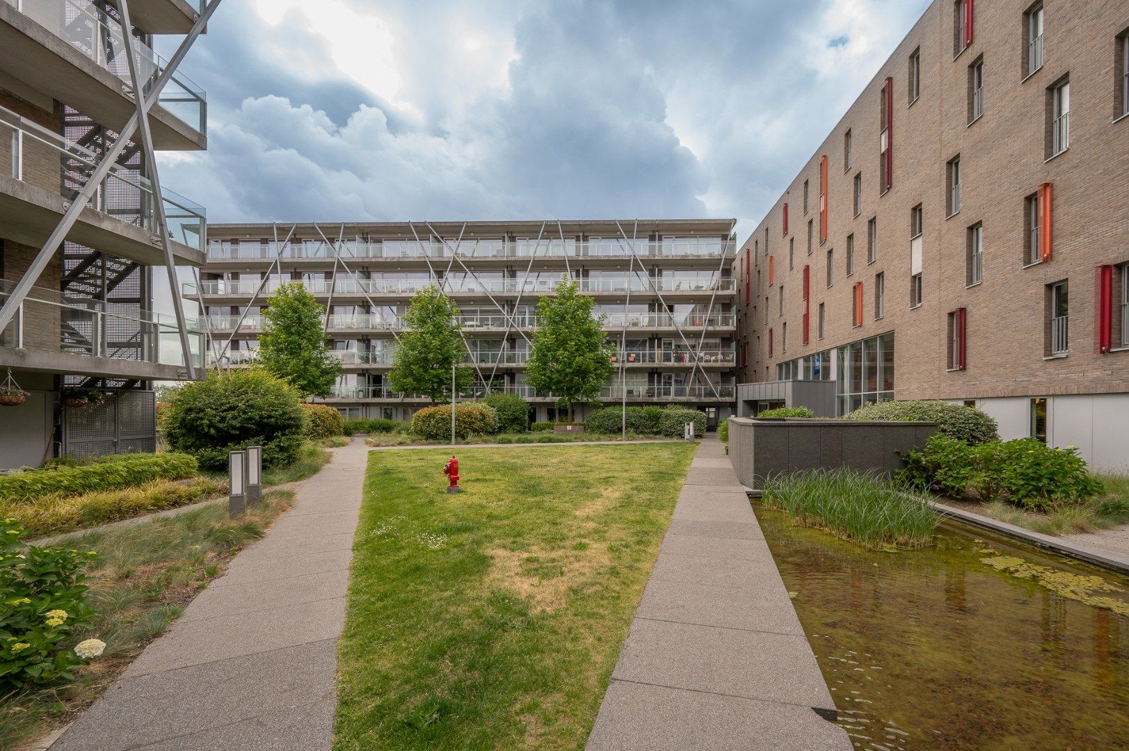 Rustig gelegen appartement vlak bij station Brugge, omringd door groen foto {{pictureIndex}}