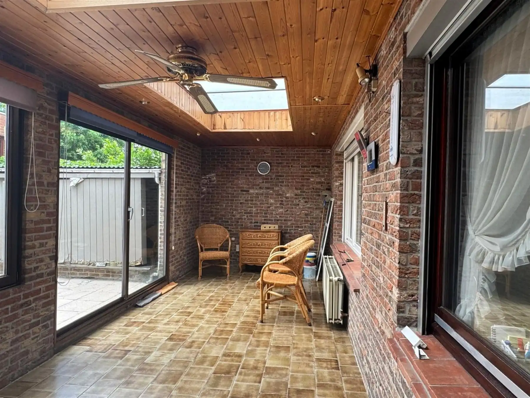 Ruime woning met drie slaapkamers en grote garage foto 5