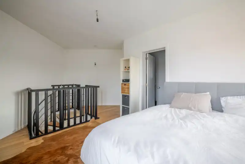 Gerenoveerde woning voor combinatie wonen/werken foto 9