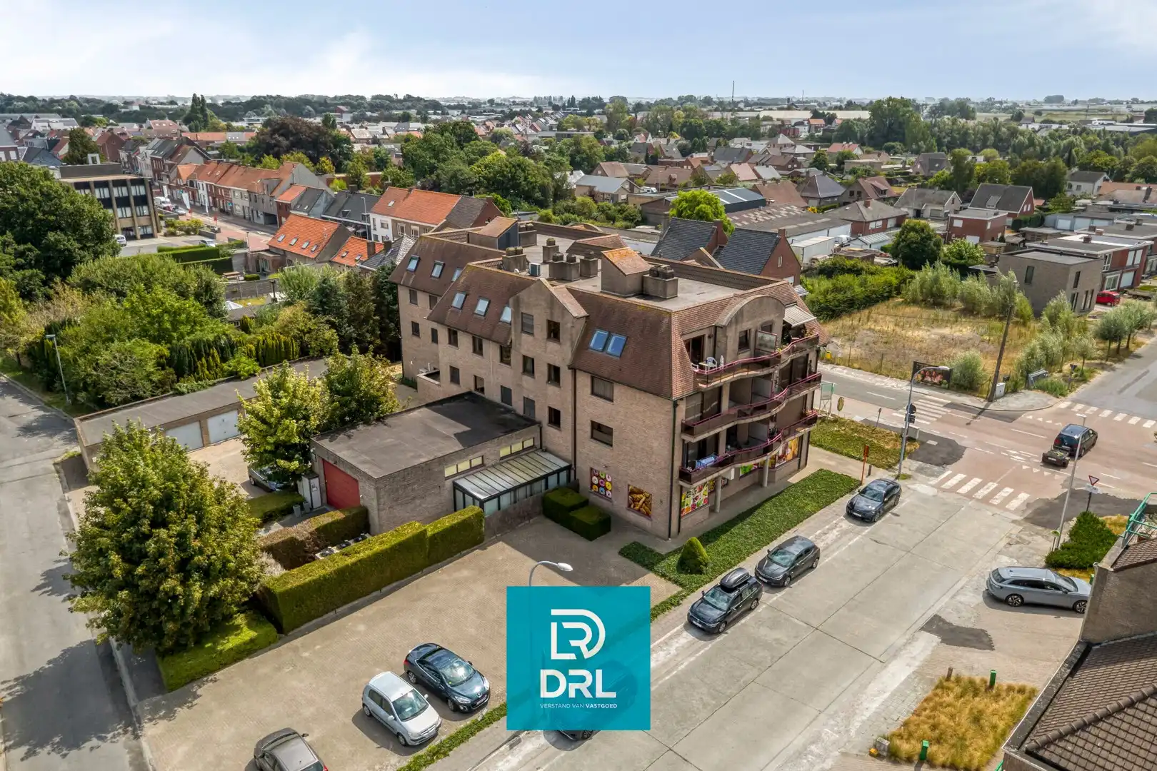 COMMERCIEEL PAND met LOODS te KORTEMARK foto {{pictureIndex}}