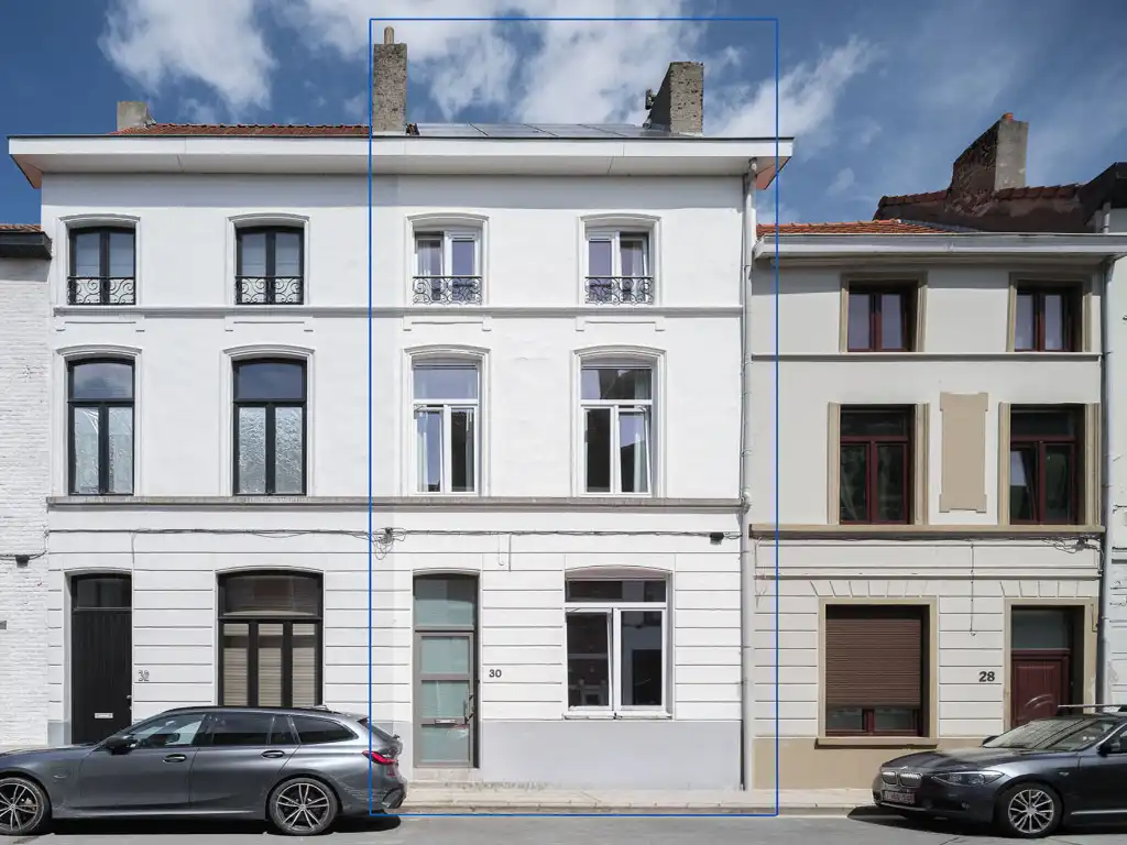 Karaktervolle woning met 4 slaapkamers en zonnige stadstuin op een boogscheut van het centrum van Gent. foto {{pictureIndex}}