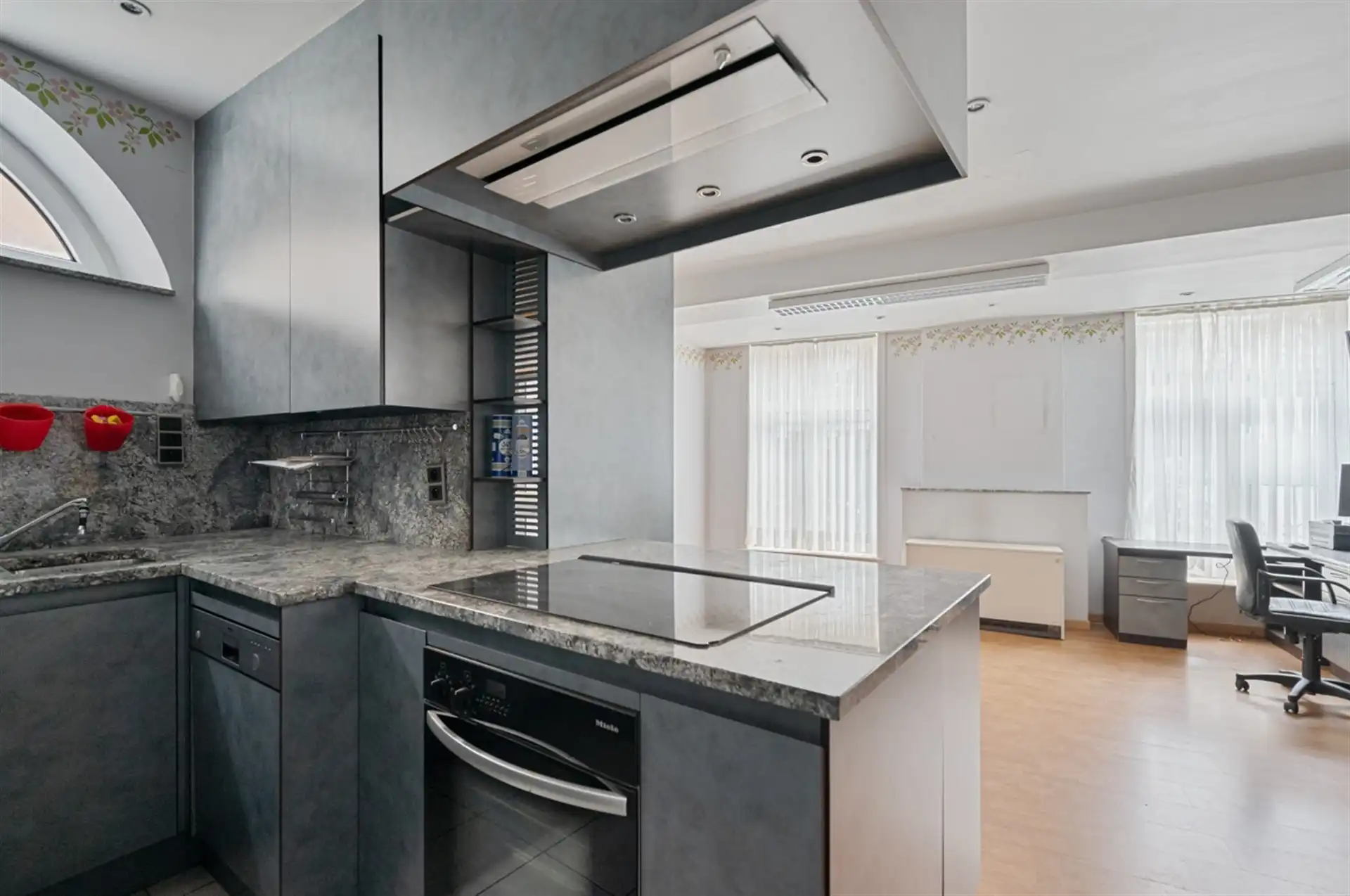 Uniek gebouw kort nabij de Grote markt foto 6