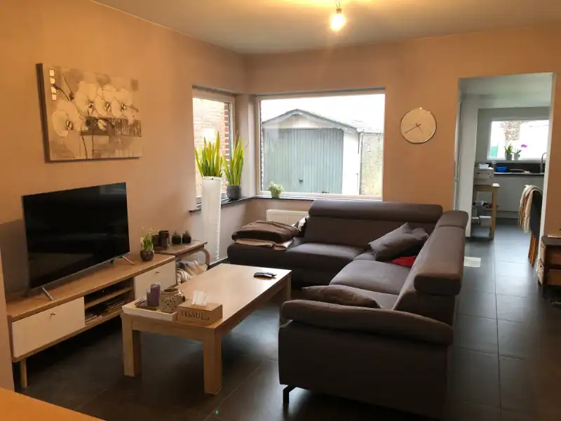 Volledig gerenoveerde woning met 3 slaapkamers en ruime privé-tuin. foto 2