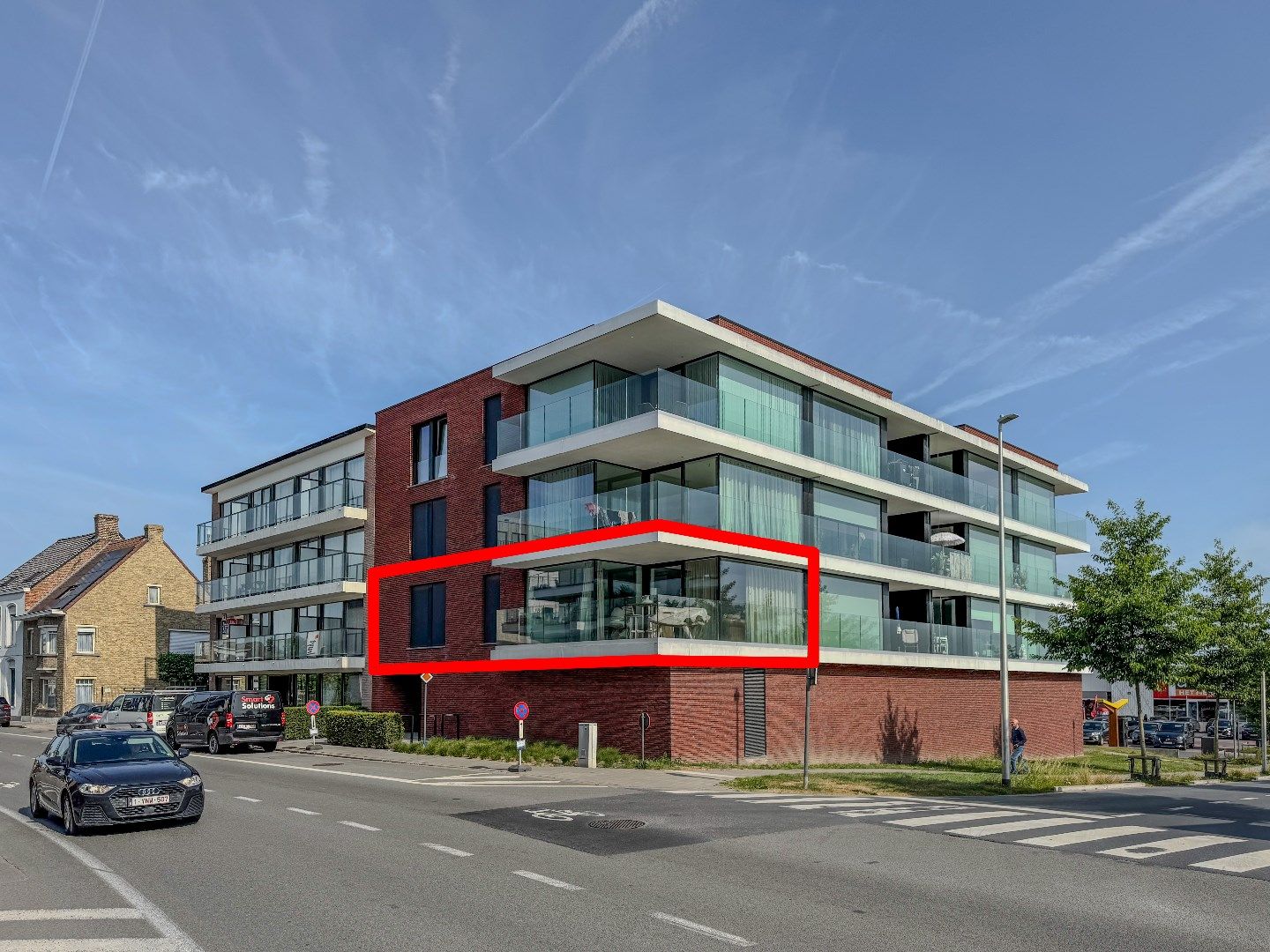 Recent appartement met 2 slaapkamers en ruim terras, autostaanplaats en extra berging. foto {{pictureIndex}}