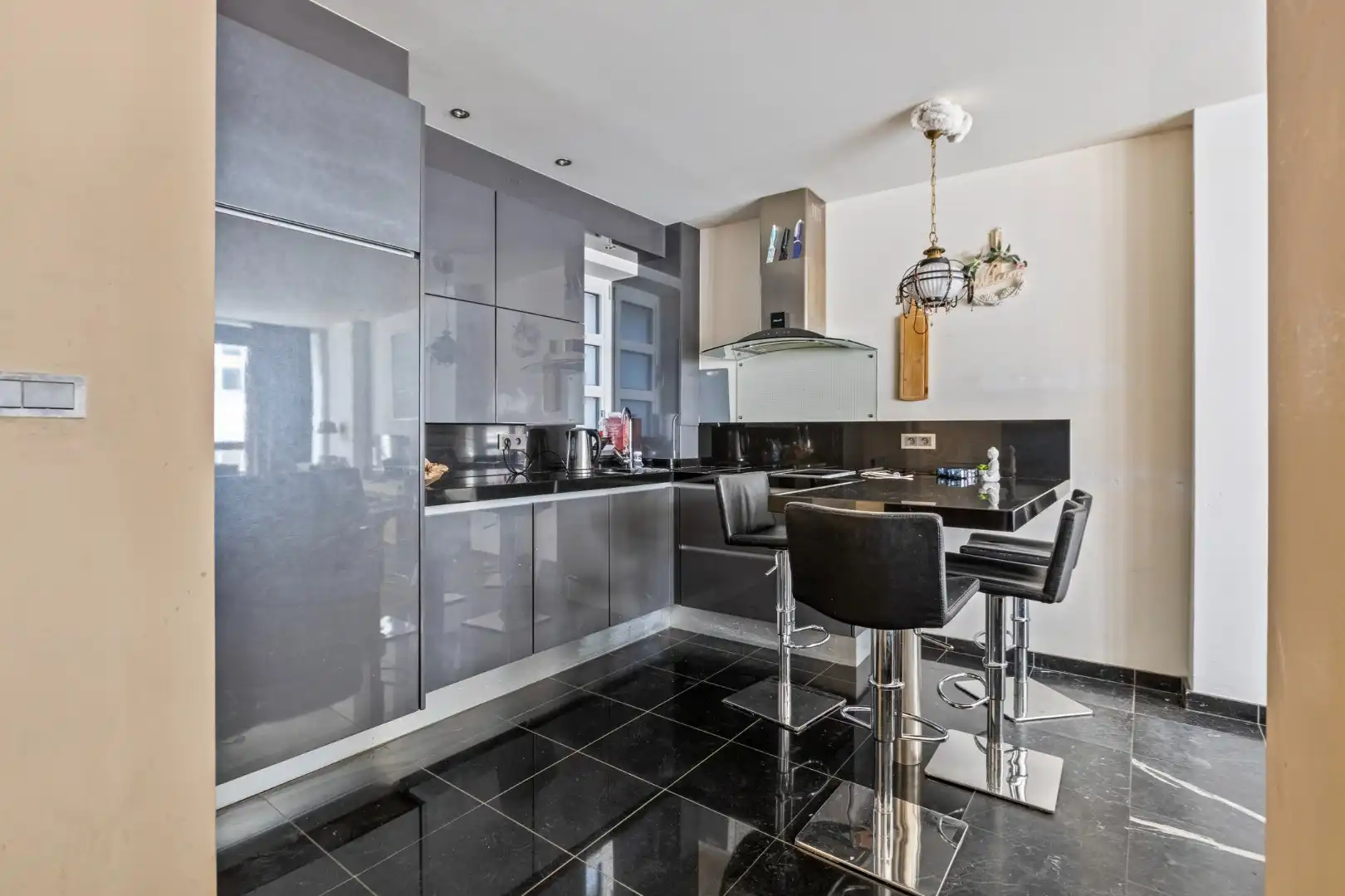 Ruim appartement gelegen op de 1ste verdieping in het centrum van Maaseik! foto 7