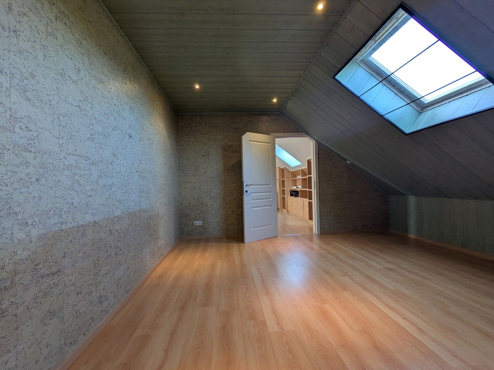 Ruime hoeve met mooie tuin + veel parking in rustig straatje foto 25