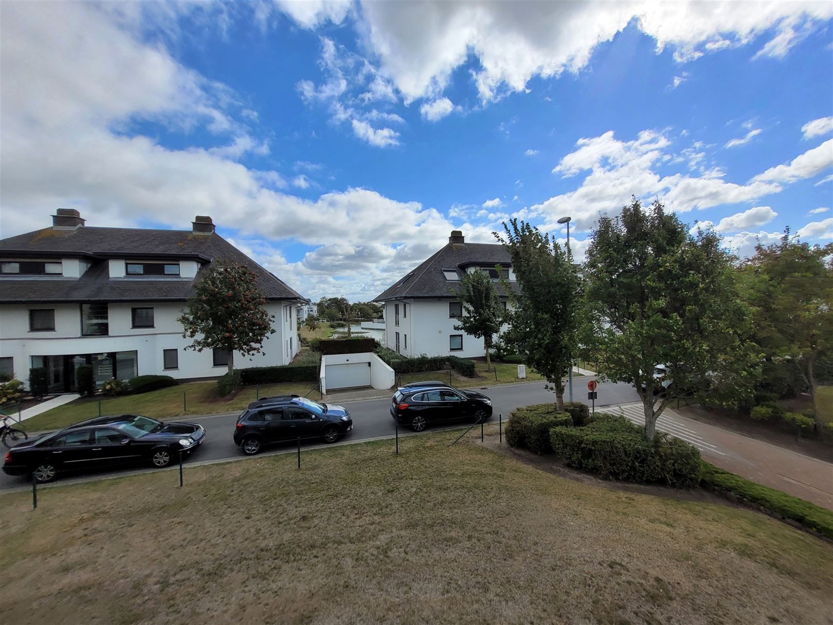 Lichtrijk appartement met garage box foto 6