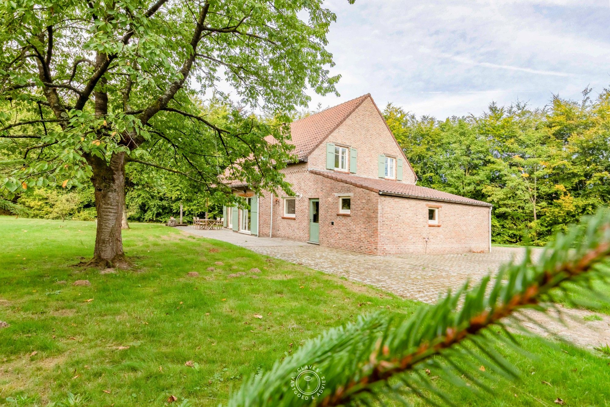 Uniek landhuis met charme en meer dan 10.000 m² eigen grond foto 5