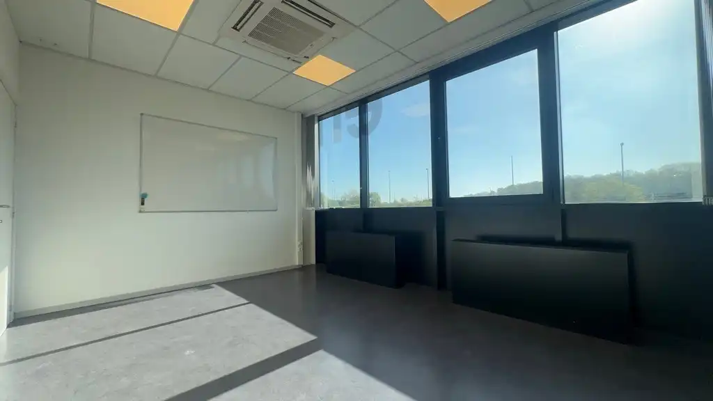 Ingedeelde kantoorruimte te huur met visibiliteit langs E17 in Gent foto 6