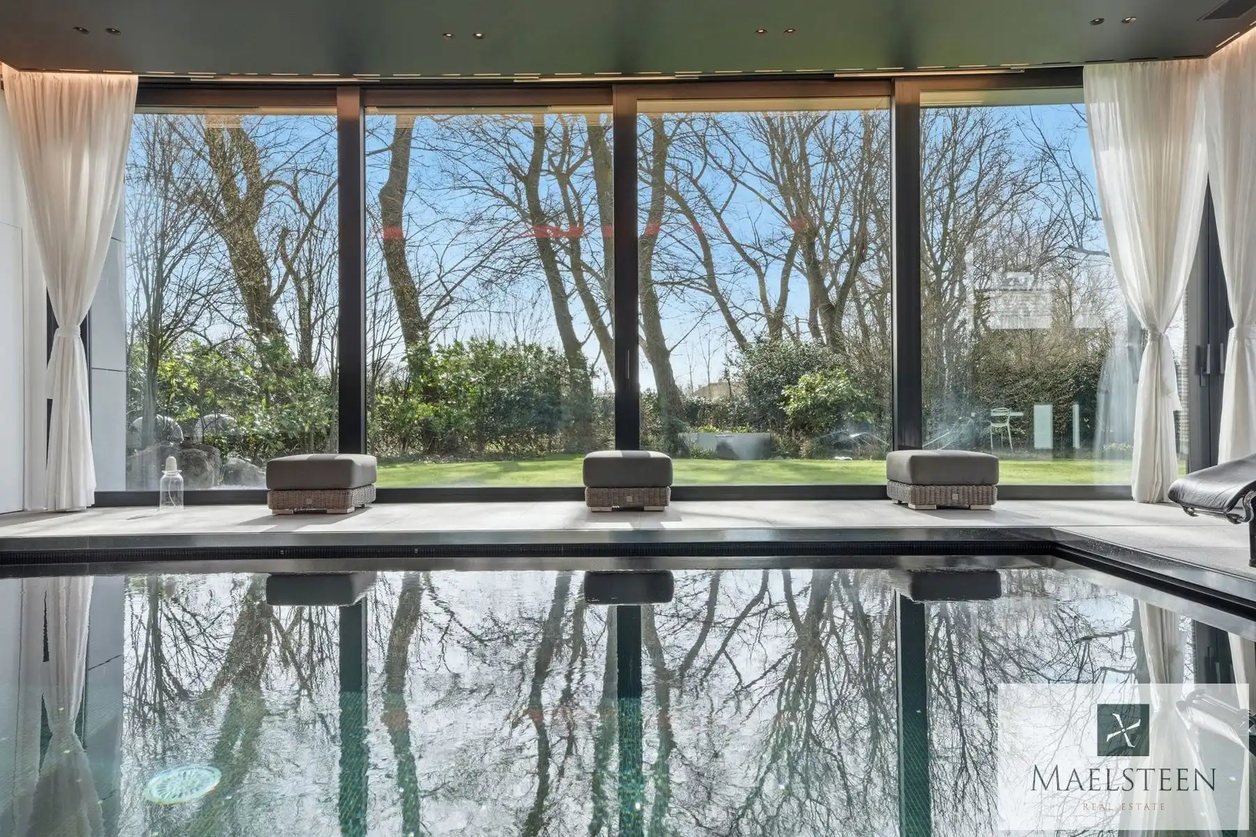 Villa met binnenzwembad op 2.045 m² Sint-Idesbald (Koksijde) foto {{pictureIndex}}