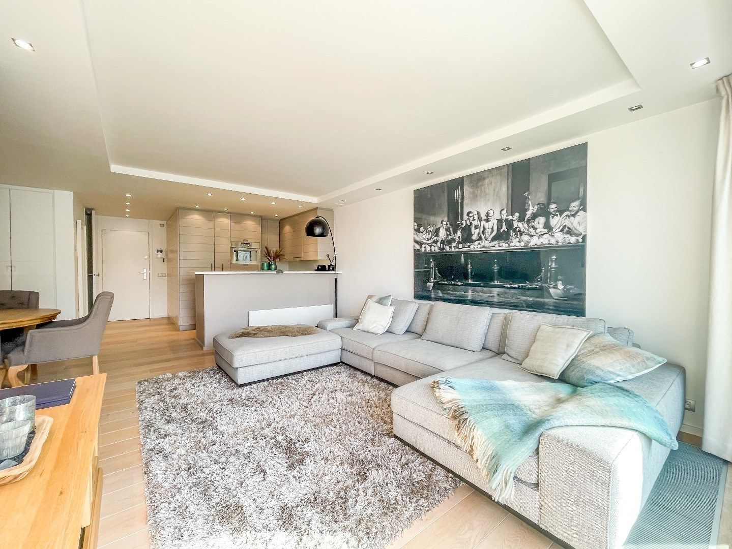 Aangenaam, gemeubeld appartement met zuidgericht terras en open zicht, gelegen in de Kustlaan in het Zoute. foto {{pictureIndex}}