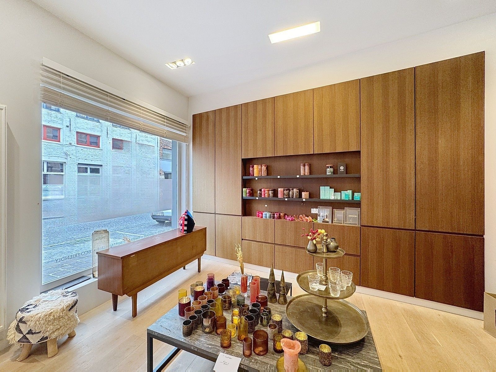 Instapklare & lichtrijke HANDELSRUIMTE (bj 2012) met voorgevelbreedte van 10m in het historisch centrum van Brugge. Grote visibiliteit!!! foto 5