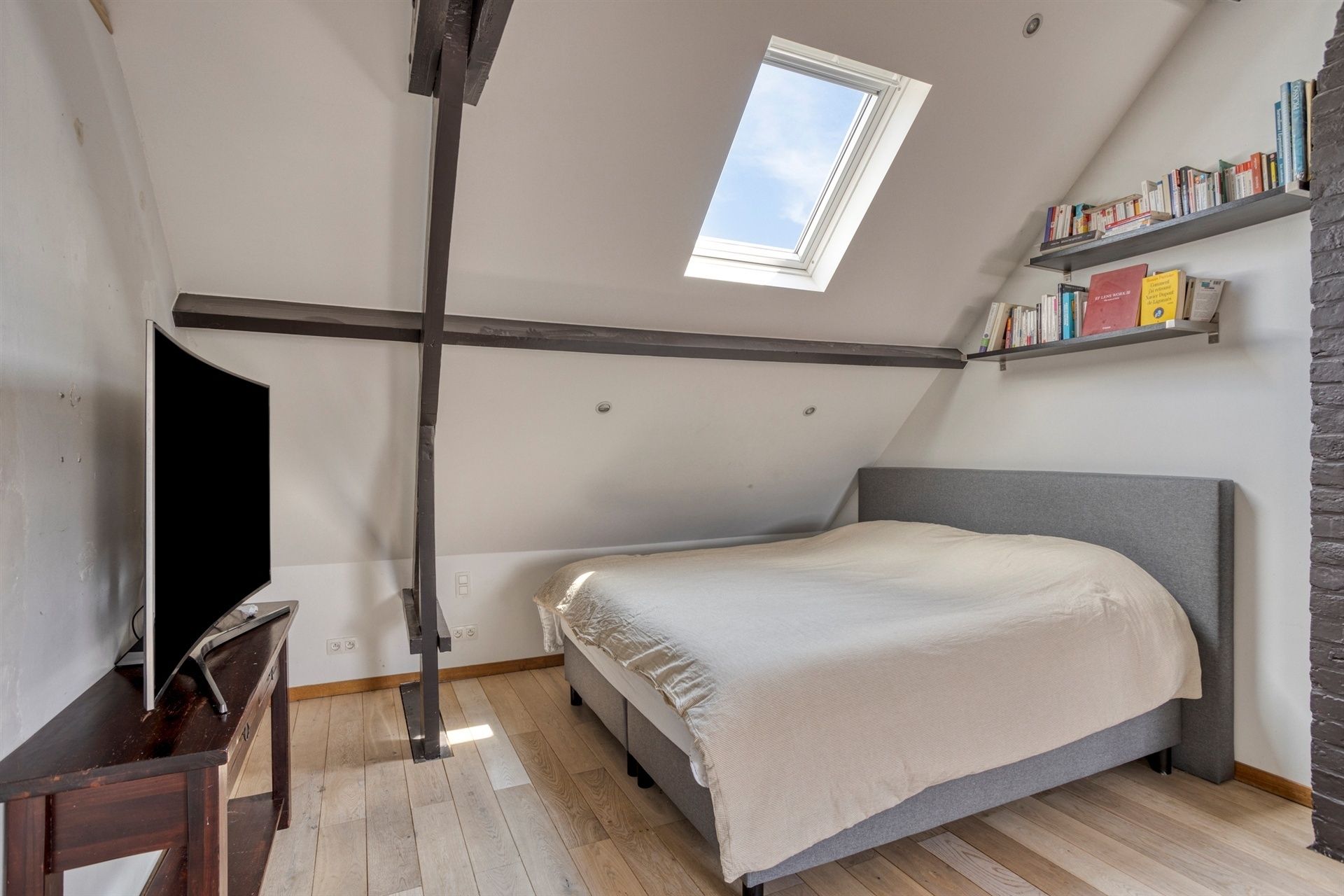 Gerenoveerde woning met 3 kamers en ZW-gerichte tuin foto 21