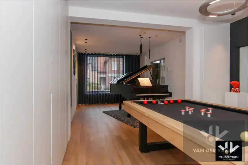 Knap afgewertet, energiezuinige, lichtrijke en ruime woning met vier slaapkamers en guesthouse/praktijkruimte met tal van mogelijkheden op centrale (maar toch bosrijke!) locatie te As foto 7