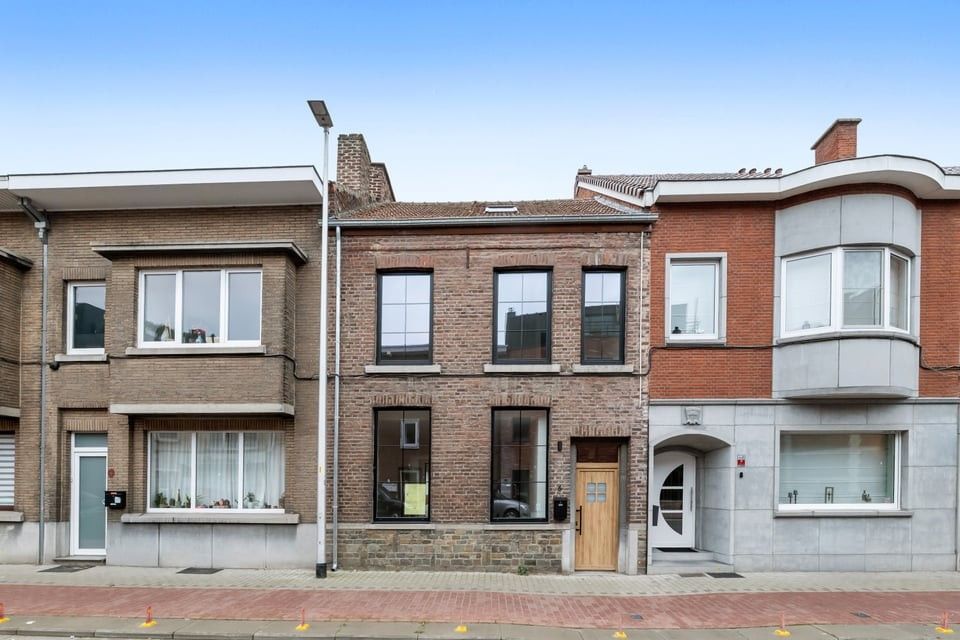 PRACHTIG GERENOVEERDE HERENWONING MET 3 SLPKS OP CENTRALE LIGGING foto {{pictureIndex}}
