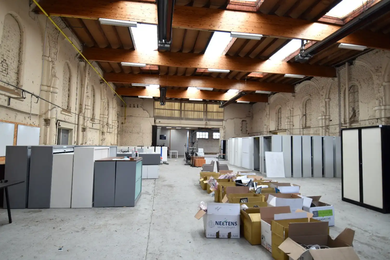 Ruime en vlot bereikbare opslag- en bedrijfsruimtes van in totaal 1.459 m² te koop in Bissegem foto 2