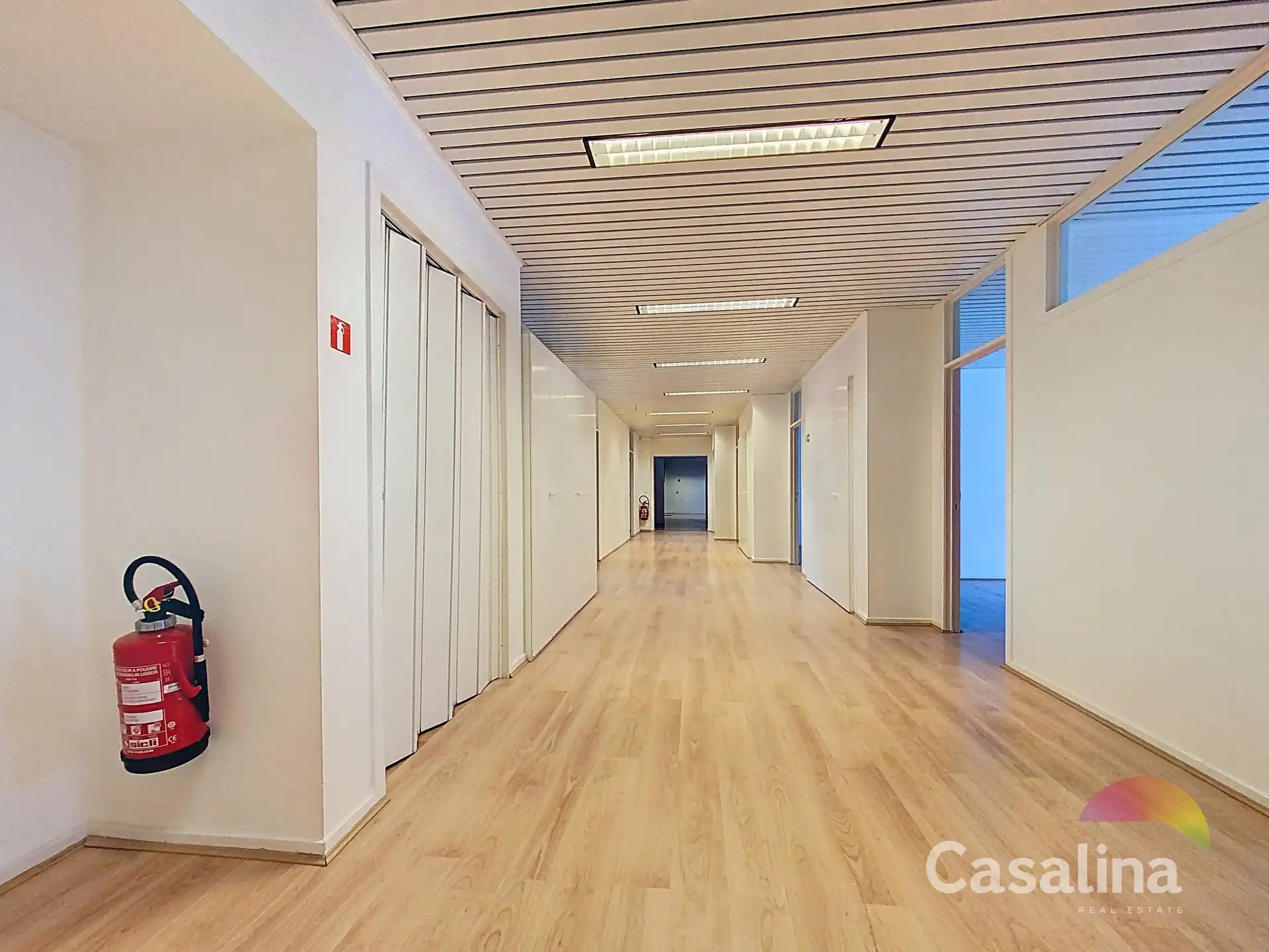 Ruime kantoorruimtes van 564 m², ideaal gelegen met parkings foto 5