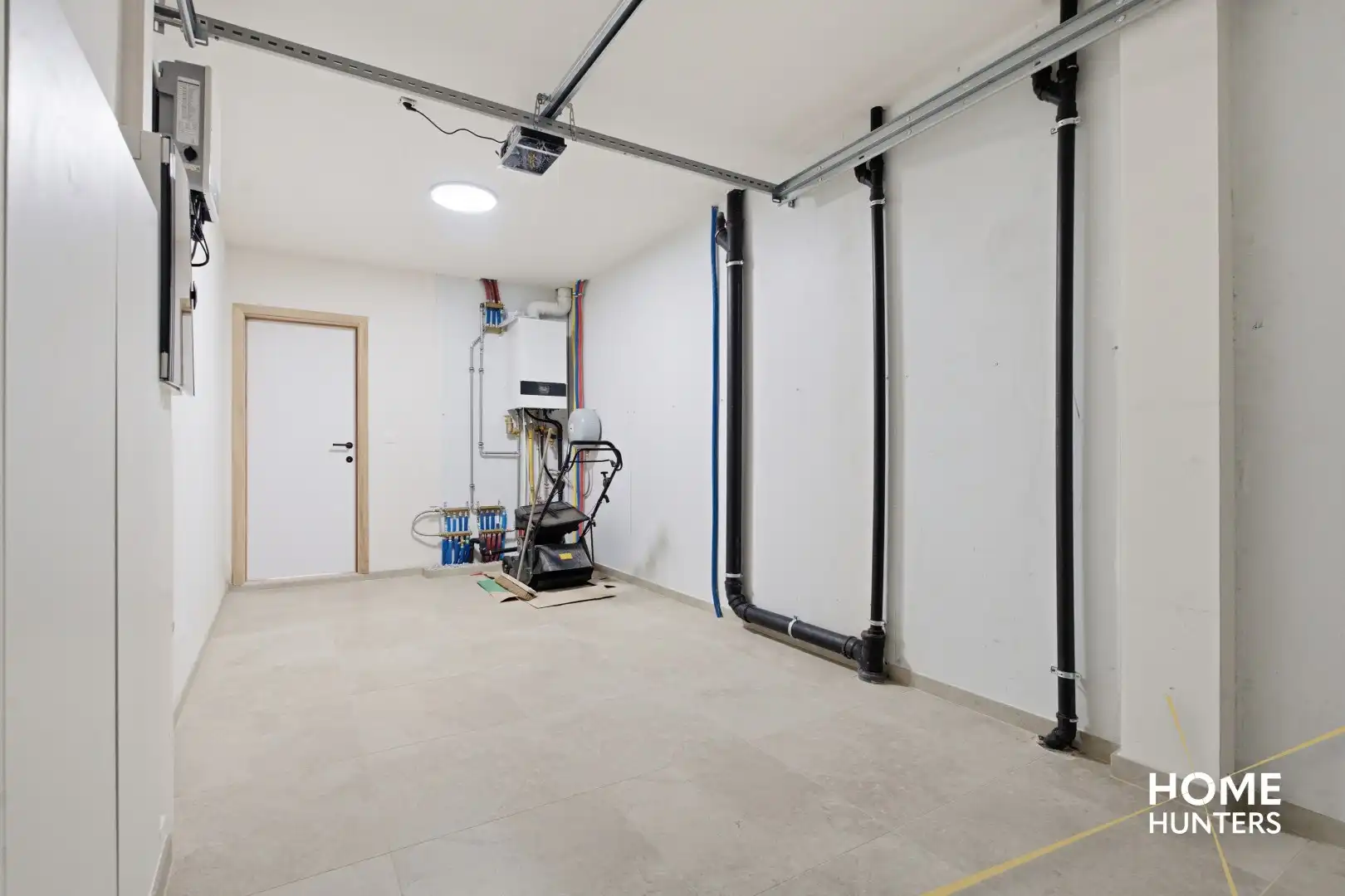 Volledig gerenoveerde woning met 3 slaapkamers, garage, ruime oprit en zonnige tuin in een rustige buurt van Ieper foto 14