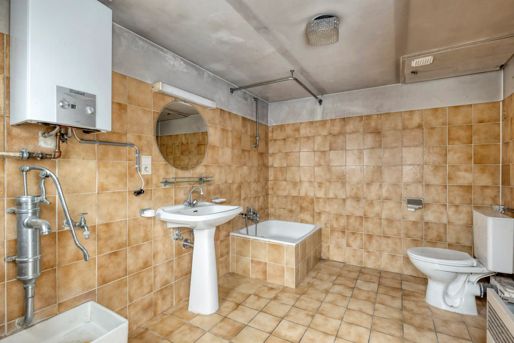 Te renoveren woning met zeer grote tuin op rustige ligging foto 13