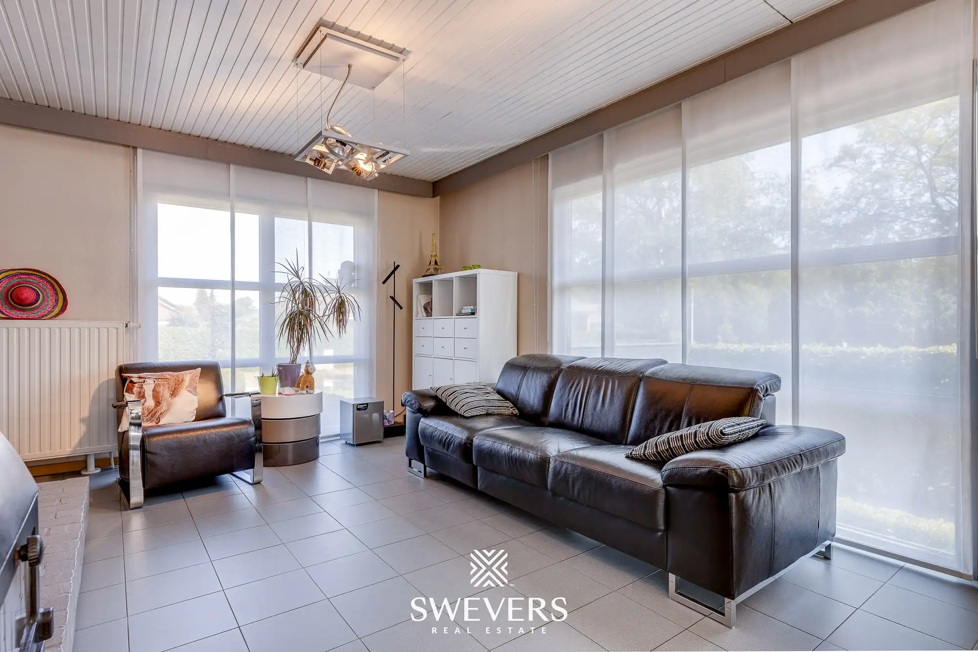 Prachtige eigentijdse bungalow met mooi aangelegde, rustige tuin foto 3