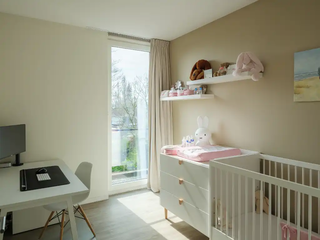 Lichtrijke penthouse met 3 slaapkamers, ruim zonneterras en twee overdekte staanplaatsen met groen uitzicht op fietsafstand van het centrum van Gent. foto 16