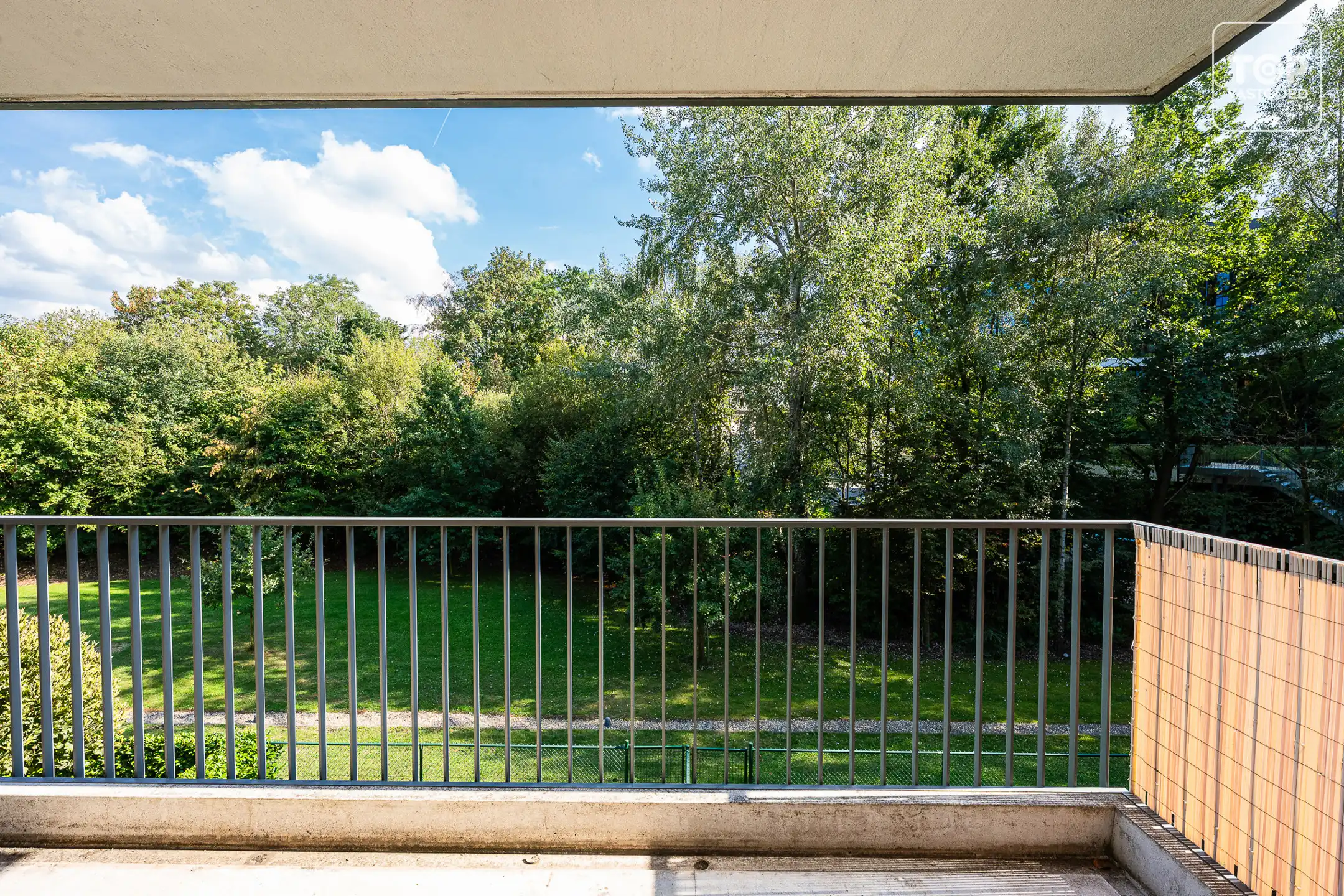 lichtrijk appartement met 1 slaapkamer en groene tuin foto 11