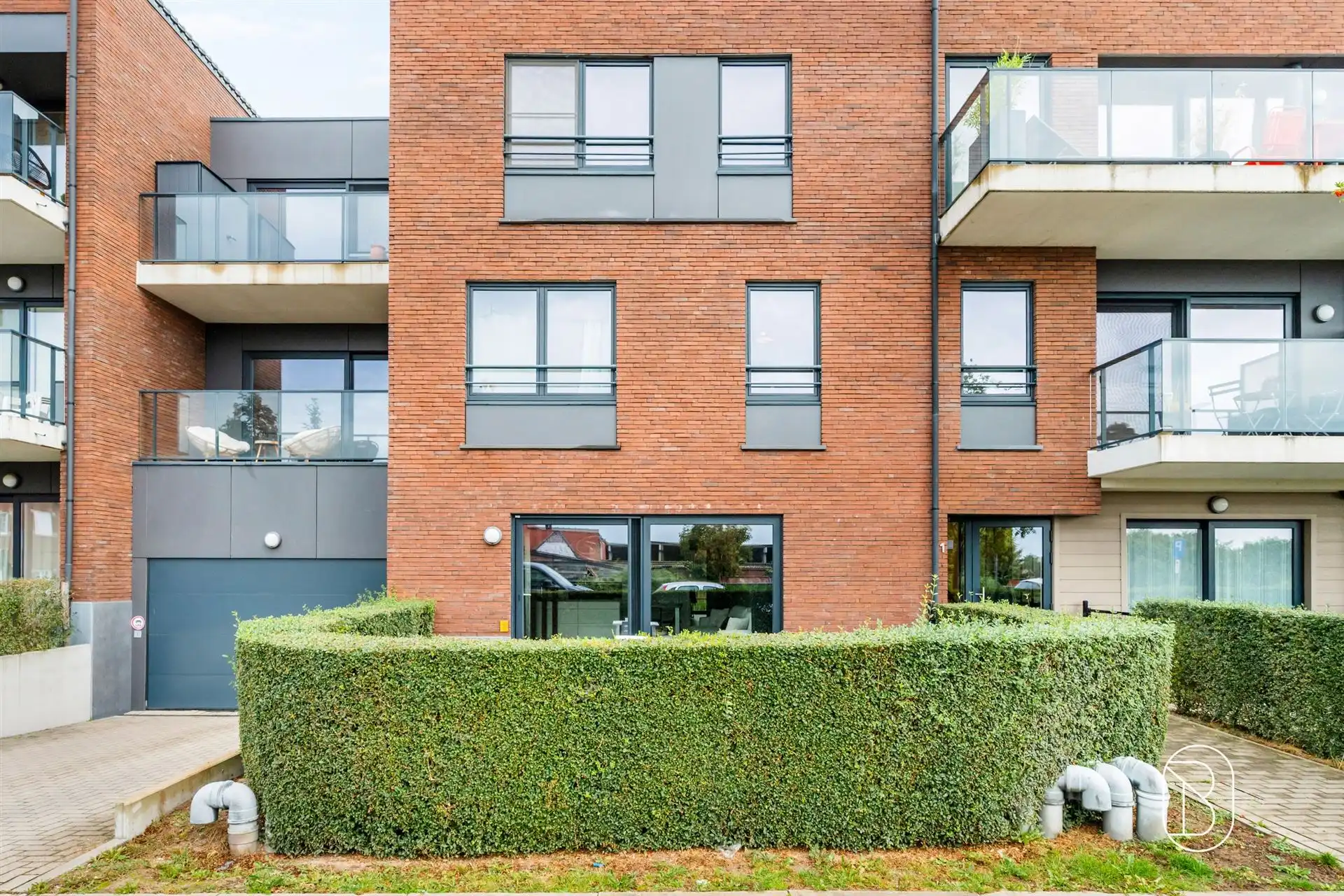 Mooi gelijkvloers appartement met 2 slaapkamers!  foto {{pictureIndex}}