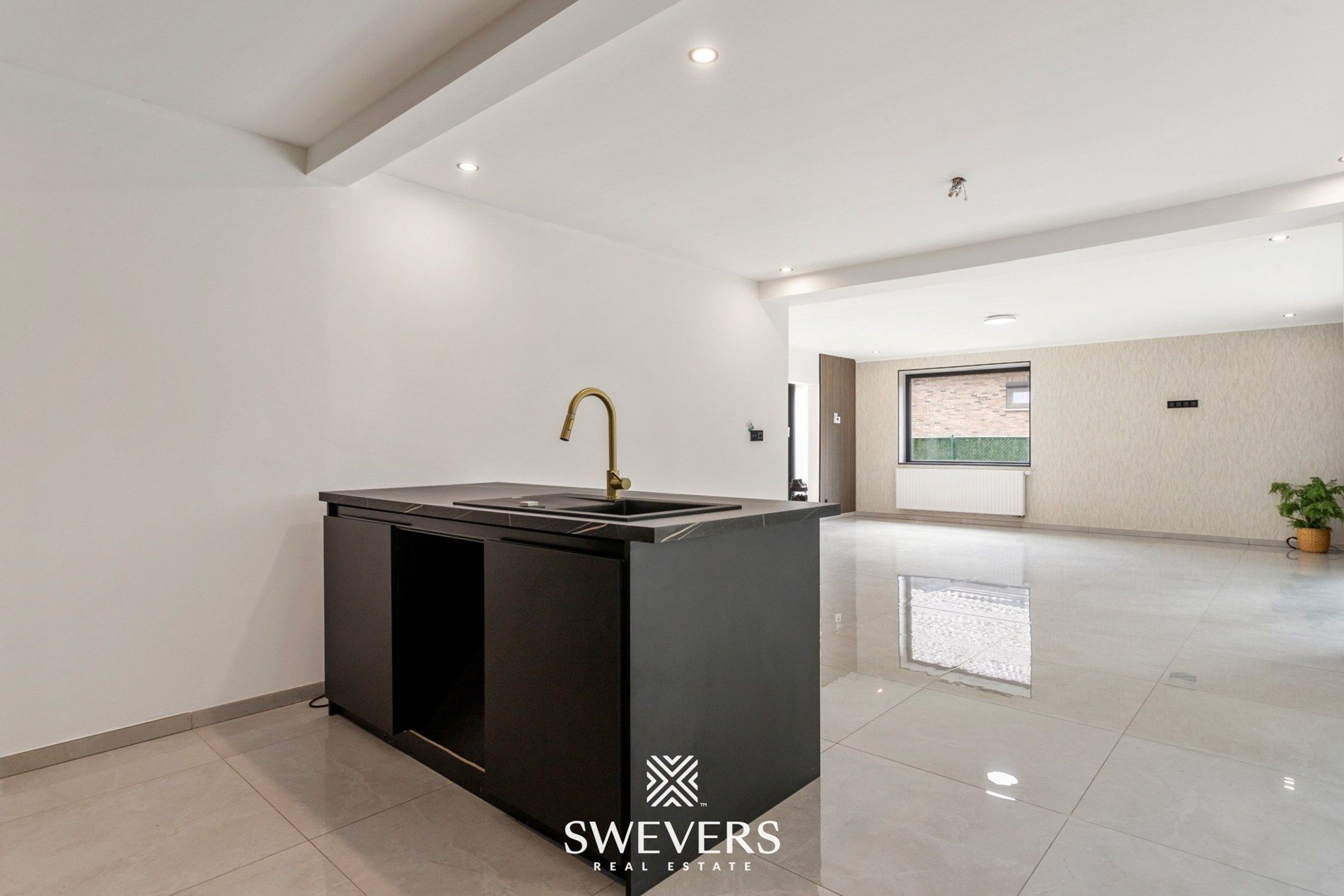 Volledig gerenoveerde gezinswoning met garage en tuin te Genk foto 8