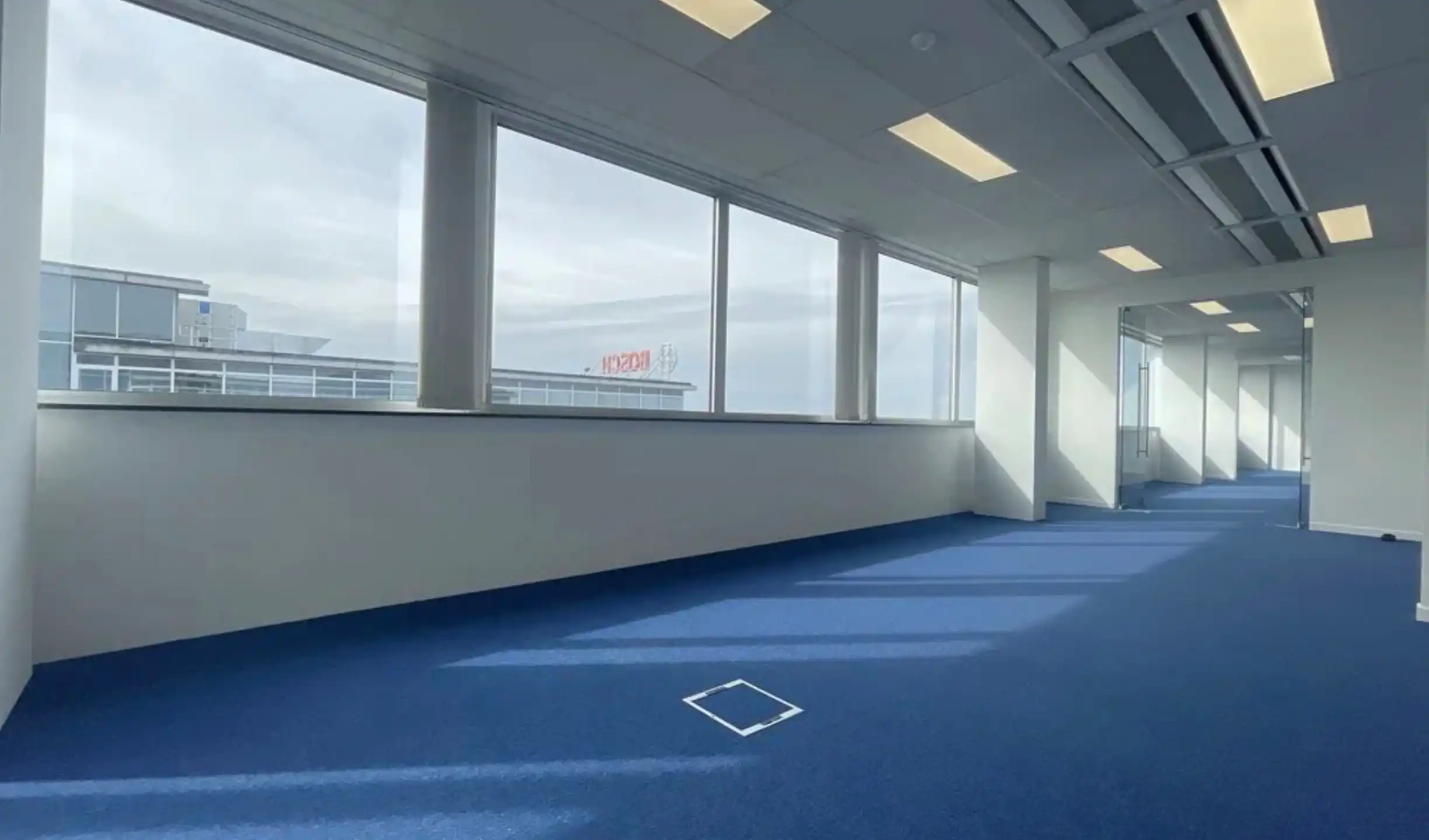 Moderne Kantoorruimtes met Uitzicht op Natuurgebied foto 2