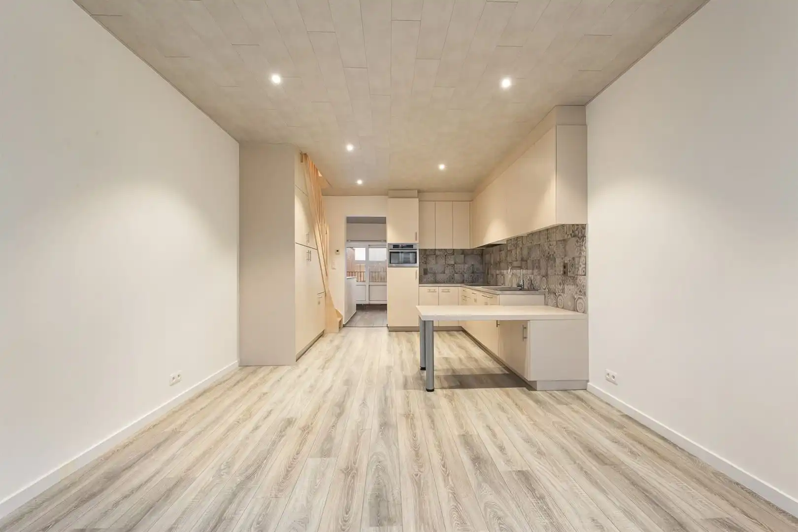 Centraal gelegen woonst met terras en garage. foto 11