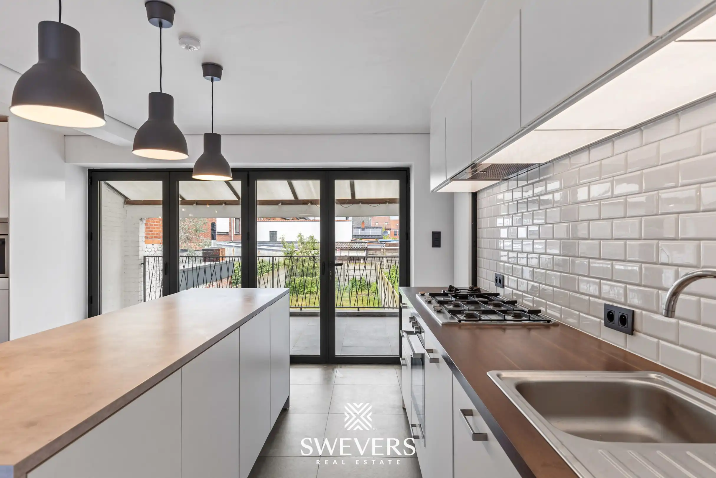Instapklare en energiezuinige rijwoning met tuin, terras en garage in hartje Leopoldsburg foto 10