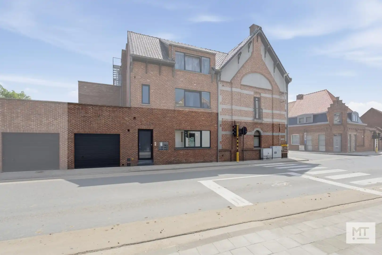 Gelijkvloers twee-slaapkamerappartement met garage te koop in het centrum van Langemark foto 2