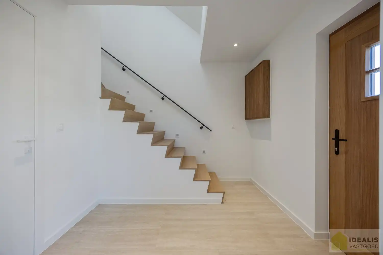 IDEALIS VASTGOED – Schitterend volledig vernieuwde woning (+- 220m²) met een heerlijke open leefruimte, 3 ruime slaapkamers, luxueuze badkamer, ruime wasplaats op een fijn zuid georiënteerd perceel! Dit heerlijke huis bevindt zich op een knap perceel van 8a 69ca in een heerlijk rustige en groene omgeving! - EEN MUST VISIT! - foto 7