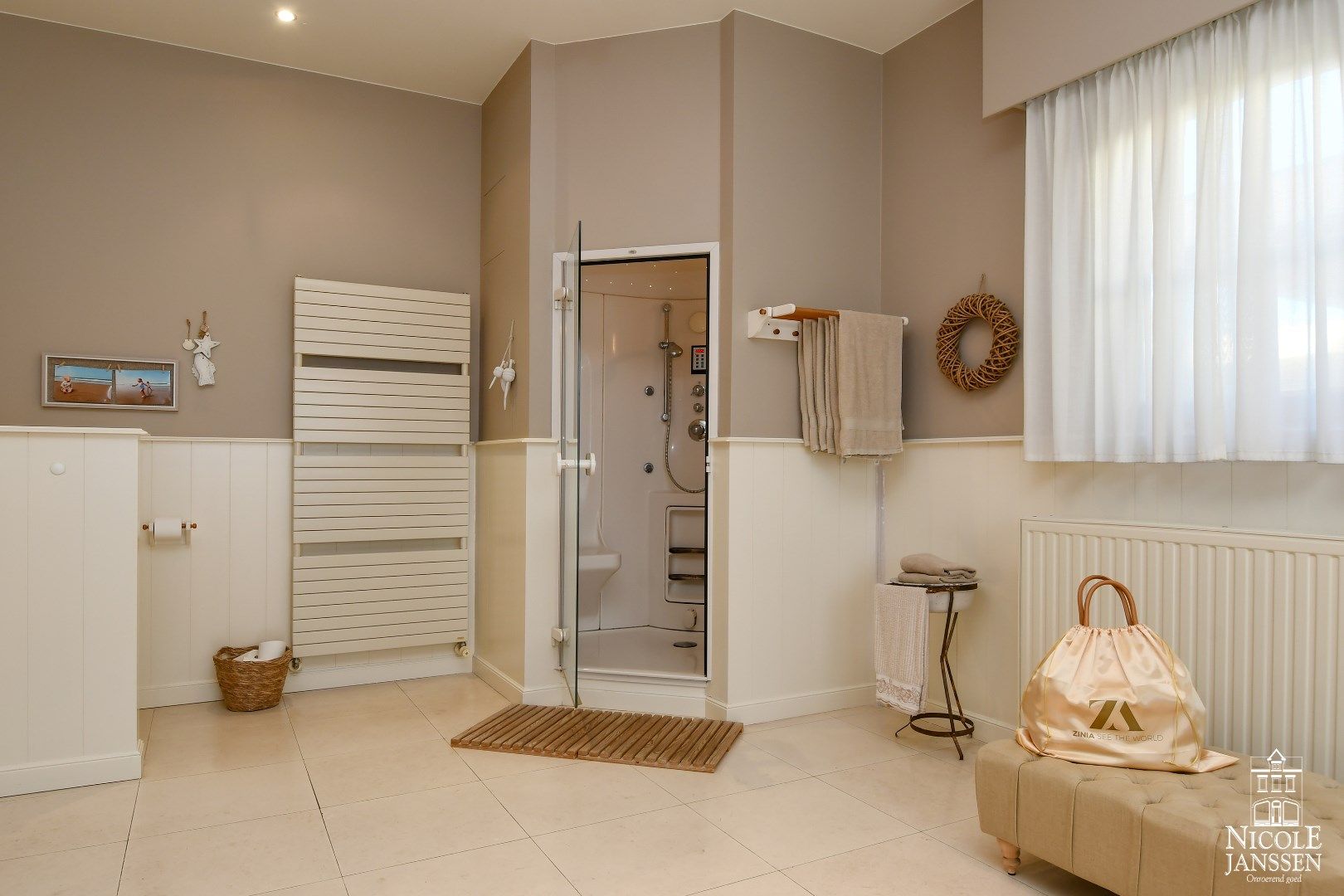 Verrassend ruime woning met bijgebouw en mooie tuin met zwembad foto 18