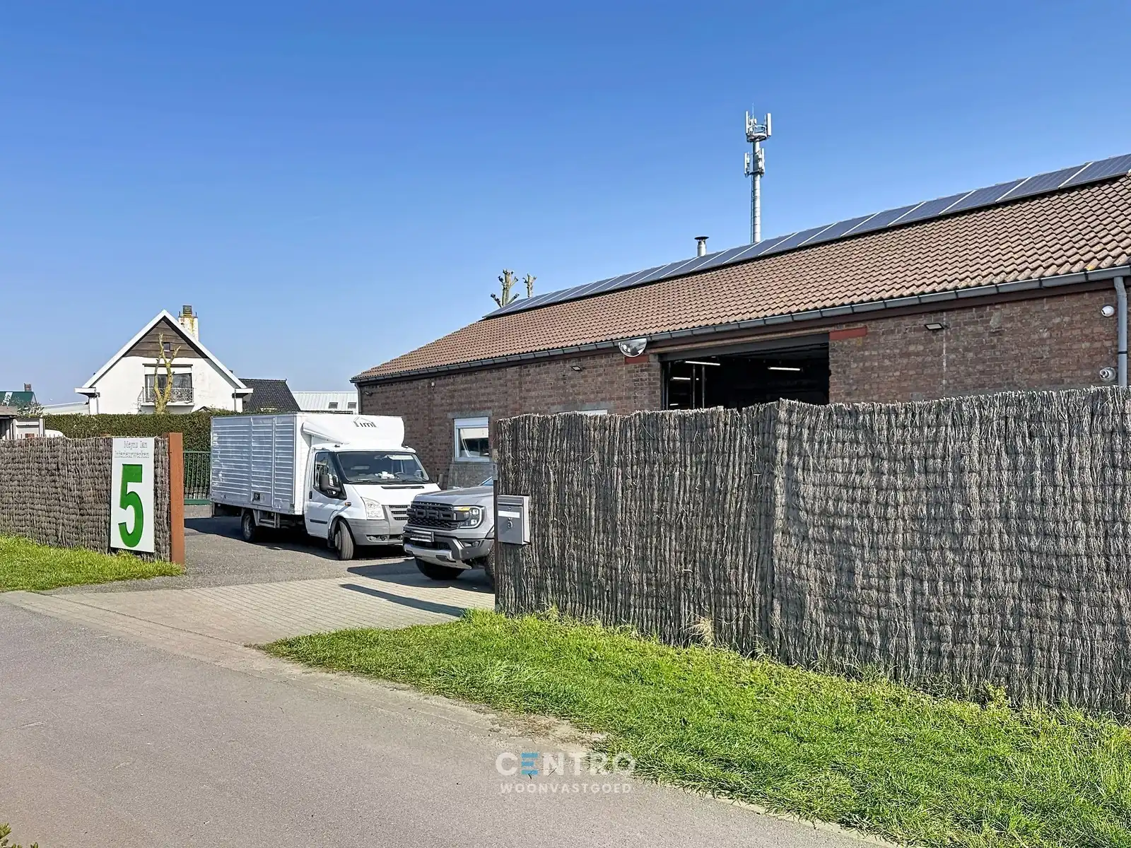 Magazijn met woonst op interessante ligging te Gistel! foto 2