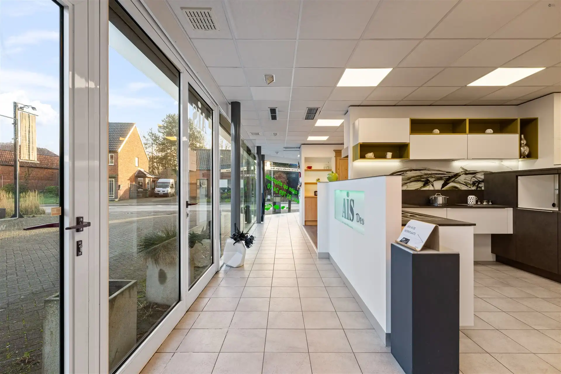 Ruim magazijn + showroom van samen 653m² groot foto 8