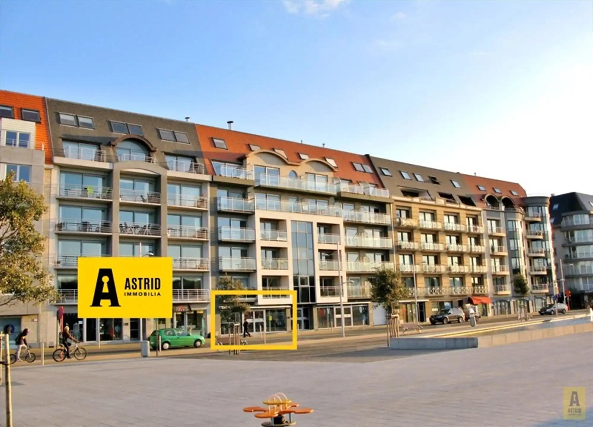 Ruim handelspand met garage op topligging! foto {{pictureIndex}}