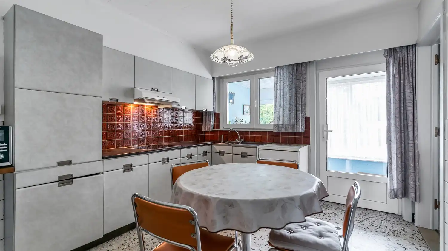 Charmante open bebouwing met veranda, garage en ruime tuin op 860 m² foto 6