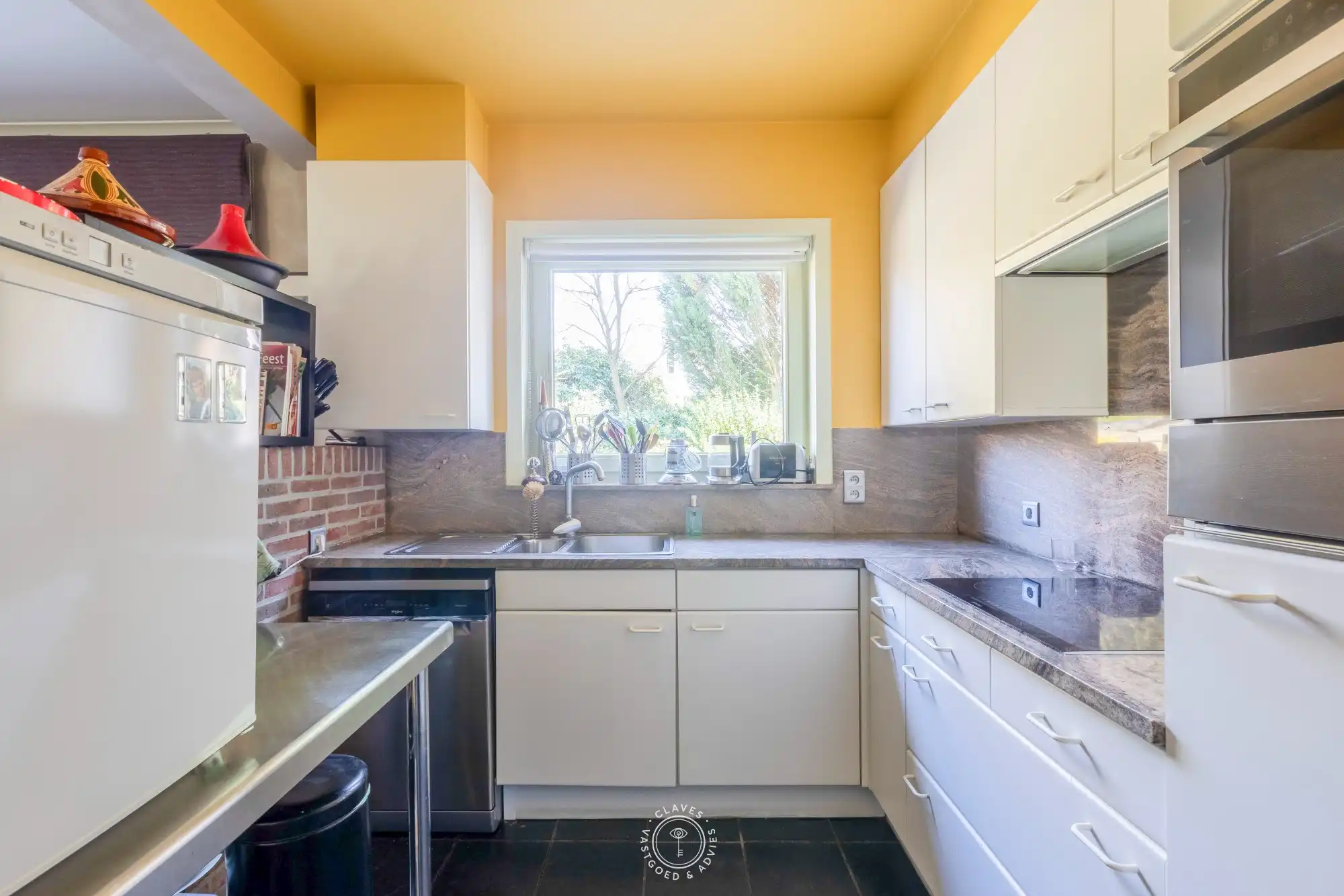 Huiselijke halfopen bebouwing met prachtige tuin in geliefde woonwijk foto 9