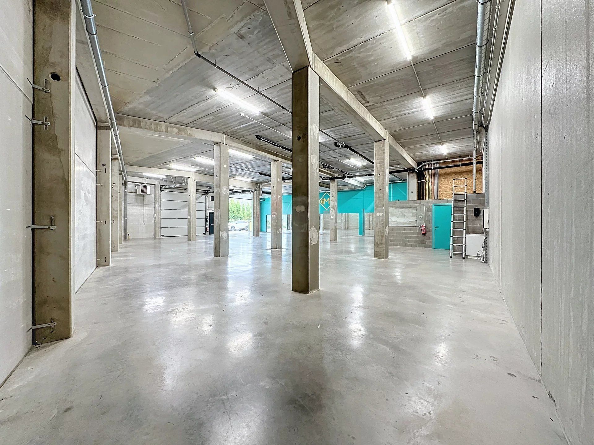 Ruime industriehal 380m² met 2 poorten en luifel van 36m² op toplocatie! foto 7