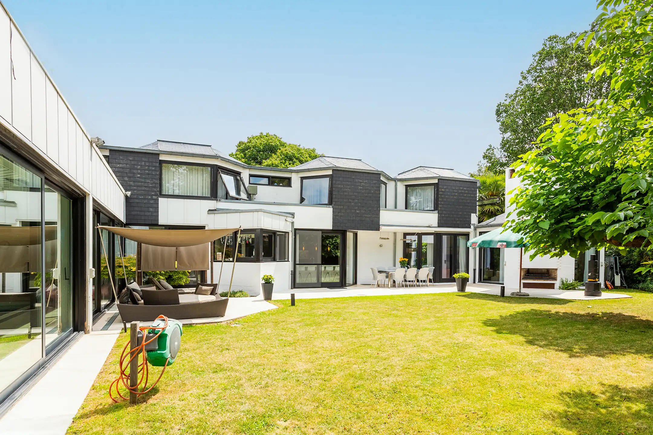 Topgelegen architectenwoning met ruim tuin en binnenzwembad. foto {{pictureIndex}}