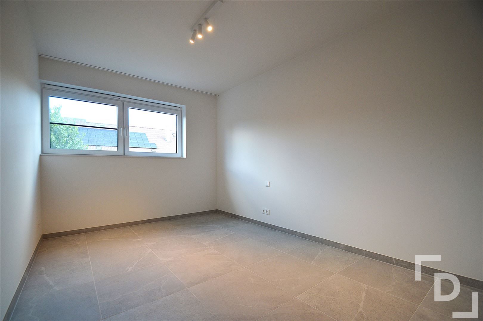 Nieuwbouwappartement van hoogwaardige afwerking met staanplaats te huur in centrum Ieper foto 7