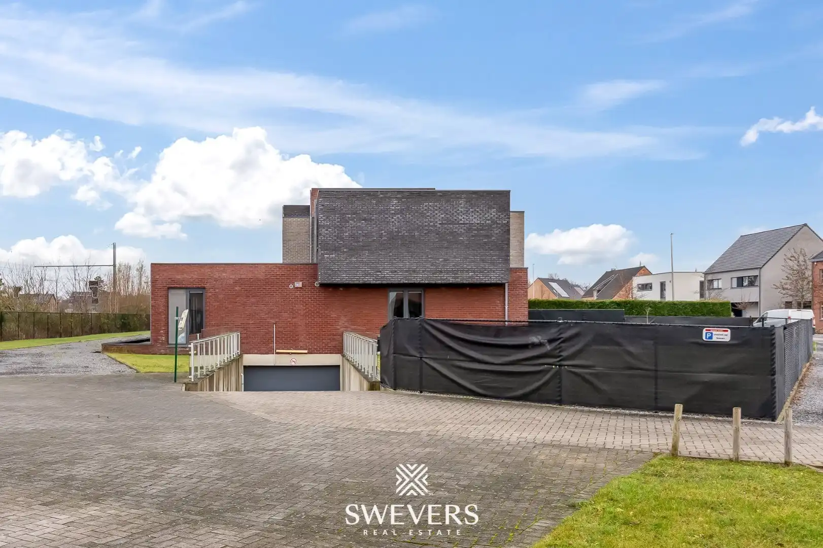 Exclusieve investering | 3 ondergrondse parkeerplaatsen in Hasselt foto {{pictureIndex}}