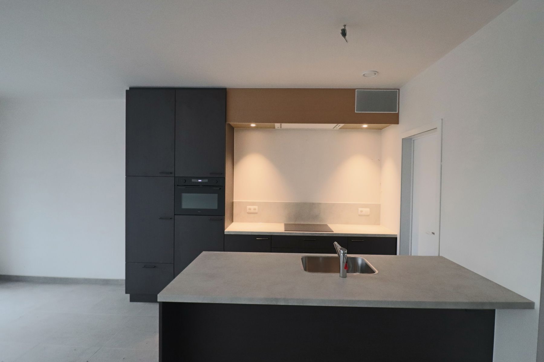 Woning met 3 slaapkamers en carport/fietsenberging op perceel van ca 366m² foto 5