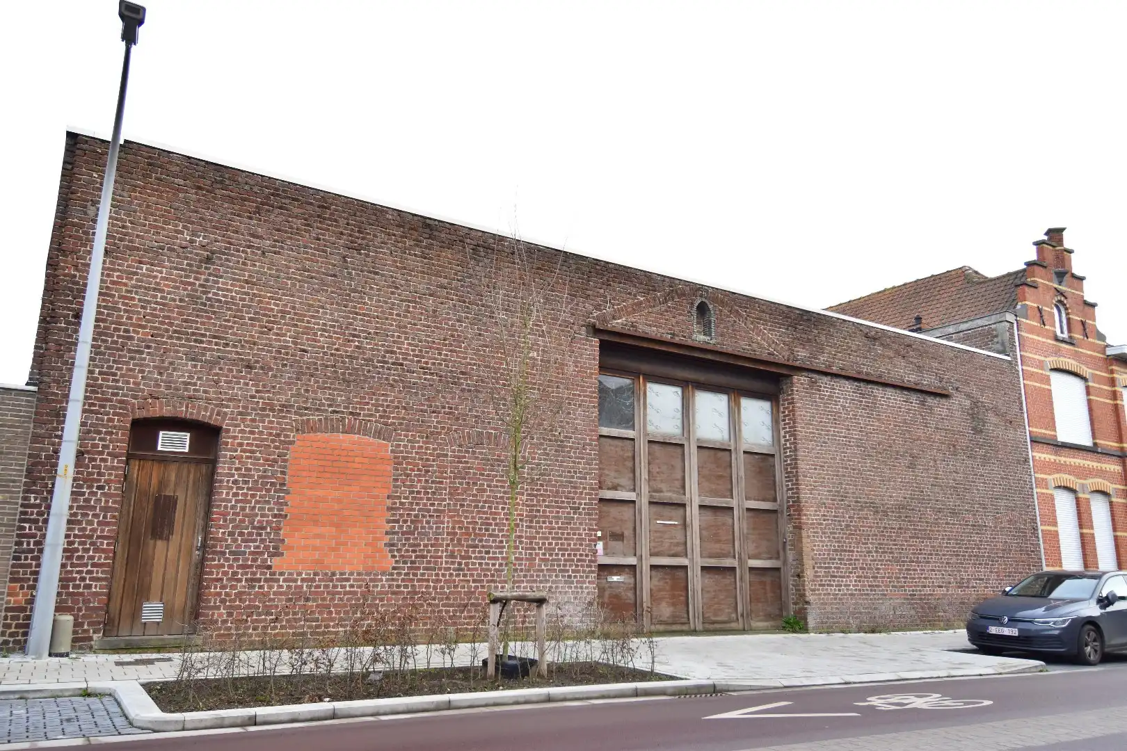 Ruime opslag- en bedrijfsruimtes van in totaal 1.459 m² op een perceel van 3.467 m²  met verzorgde gezinswoning in Bissegem foto {{pictureIndex}}